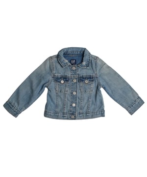 Chaqueta vaquera GAP para niña con bolsillos frontales\n\nEsta chaqueta vaquera para niña de GAP es una prenda versátil y atemporal, perfecta para complementar cualquier look. Confeccionada en resistente tejido denim, cuenta con cierre frontal de botones metálicos y bolsillos en el pecho con solapa y botón. Su corte clásico y acabado lavado le dan un estilo moderno y fácil de combinar.\n\nDetalles:\nCorte recto clásico.\nTejido denim resistente.\nCierre frontal con botones metálicos.\nDos bolsillos en el pecho con solapa y botón.\nCosturas decorativas para mayor definición.\n\nUna chaqueta vaquera niña imprescindible en el armario, ideal para usar en cualquier temporada y ocasión casual.\n Composición: 100% Algodón\n Cuidados:\nLavar a máquina en agua fría  y ciclo delicado.\nUsar detergentes suaves.\nUsar secadora a baja temperatura.\nPlanchar a bajas temperaturas.