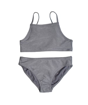 GAP bikini voor meisjes met dunne bandjes en glanzende Lurex stof\n\n Deze bikini voor meisjes van GAP maakt indruk met zijn comfortabele ontwerp en glanzende lurexstof, perfect voor dagen op het strand of bij het zwembad. Het tweedelige ontwerp en de dunne bandjes zorgen voor bewegingsvrijheid met een moderne en elegante touch.\n\n Details:\n Lurex stof met een subtiele glans.\n Top met rechte halslijn.\n Dunne, elastische bandjes.\n Slipje met gemiddelde bedekking en comfortabele pasvorm.\n Rekbare, sneldrogende stof.\n Zachte binnenvoering voor meer comfort.\n\n Een meisjesbikini met een glanzende afwerking en perfecte pasvorm, ideaal om stijlvol en comfortabel van de zomer te genieten.\n Samenstelling: 66% polyester, 12% nylon, 11% elastaan, 11% metallic\n Onderhoud:\nMachinewas koud met vergelijkbare kleuren.\n Drogen in de droogtrommel op lage temperatuur.