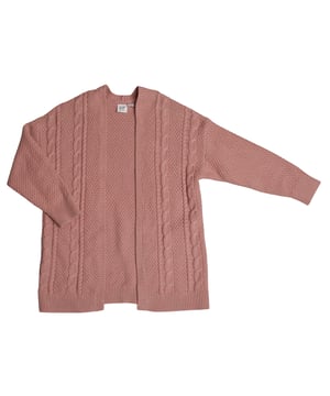 Diese Strickjacke für Mädchen ist ein langärmliges, vorne offenes Kleidungsstück zum Überziehen, das einen entspannten und modernen Stil bietet.\n\n Es verfügt über ein weiches Stoffdesign, ideal für ganztägigen Komfort.\n\n Ärmelbündchen und ein gerippter Saum verleihen dem Stück eine strukturierte Note, während die leicht lockere Passform es perfekt für den Lagenlook macht.\n\n Diese leichte Jacke passt ideal zu jedem Freizeitoutfit und bietet einen vielseitigen und bequemen Touch.\n Komposition: 100% Baumwolle\n Pflege:\n- Maschinenwäsche in kaltem Wasser und Schonwaschgang.\n - Verwenden Sie milde Reinigungsmittel.\n - Verwenden Sie einen Trockner bei niedriger Temperatur.\n - Bei niedrigen Temperaturen bügeln.\n - Reinige chemisch nicht.