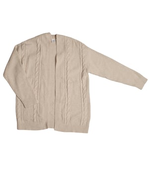 Diese Strickjacke für Mädchen ist ein langärmliges, vorne offenes Kleidungsstück zum Überziehen, das einen entspannten und modernen Stil bietet.

 Es verfügt über ein weiches Stoffdesign, ideal für ganztägigen Komfort.

 Ärmelbündchen und ein gerippter Saum verleihen dem Stück eine strukturierte Note, während die leicht lockere Passform es perfekt für den Lagenlook macht.

 Diese leichte Jacke passt ideal zu jedem Freizeitoutfit und bietet einen vielseitigen und bequemen Touch.
 Komposition: 100% Baumwolle
 Pflege:
- Maschinenwäsche in kaltem Wasser und Schonwaschgang.
 - Verwenden Sie milde Reinigungsmittel.
 - Verwenden Sie einen Trockner bei niedriger Temperatur.
 - Bei niedrigen Temperaturen bügeln.
 - Reinige chemisch nicht.