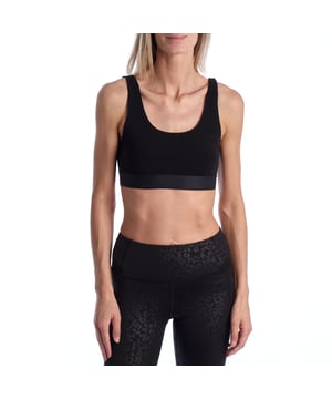 Bralette aus Stretch-Baumwolle mit GAP-Logo – Unverzichtbarer Komfort für jeden Tag.\n\n Dieses GAP Bralette vereint Weichheit, Elastizität und minimalistisches Design – perfekt für den Alltag. Aus elastischer Baumwolle gefertigt, schmiegt es sich natürlich an den Körper, bietet leichten Halt und ein ultraweiches Tragegefühl. Das geprägte Logo auf dem Unterbrustband verleiht ihm einen dezenten, modernen Touch.\n\n Details:\n Kleidungstyp: Ungepolstertes, bügelloses Bralette.\n Stoff: Baumwolle mit Stretch-Mischung für mehr Komfort.\n Design: Gerader Ausschnitt vorne und U-förmiger Rücken.\n Unteres Band: Weich und elastisch mit geprägtem GAP-Logo.\n Passform: Leichtgewichtig, bequemer Halt für den Alltag.\n\n Ideal zum Tragen unter T-Shirts, Sweatshirts oder als Lieblingsunterwäsche dank nahtlosem Design.\n Komposition: 93 % Baumwolle, 7 % Elasthan\n Pflege:\nMit ähnlichen Farben kalt in der Maschine waschen.\n Bei niedriger Temperatur trocknen.\n Bei Bedarf bei mittlerer Temperatur bügeln.