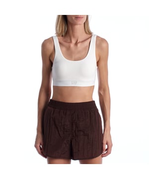 Bralette aus Stretch-Baumwolle mit GAP-Logo – Unverzichtbarer Komfort für jeden Tag.\n\n Dieses GAP Bralette vereint Weichheit, Elastizität und minimalistisches Design – perfekt für den Alltag. Aus elastischer Baumwolle gefertigt, schmiegt es sich natürlich an den Körper, bietet leichten Halt und ein ultraweiches Tragegefühl. Das geprägte Logo auf dem Unterbrustband verleiht ihm einen dezenten, modernen Touch.\n\n Details:\n Kleidungstyp: Ungepolstertes, bügelloses Bralette.\n Stoff: Baumwolle mit Stretch-Mischung für mehr Komfort.\n Design: Gerader Ausschnitt vorne und U-förmiger Rücken.\n Unteres Band: Weich und elastisch mit geprägtem GAP-Logo.\n Passform: Leichtgewichtig, bequemer Halt für den Alltag.\n\n Ideal zum Tragen unter T-Shirts, Sweatshirts oder als Lieblingsunterwäsche dank nahtlosem Design.\n Komposition: 93 % Baumwolle, 7 % Elasthan\n Pflege:\nMit ähnlichen Farben kalt in der Maschine waschen.\n Bei niedriger Temperatur trocknen.\n Bei Bedarf bei mittlerer Temperatur bügeln.