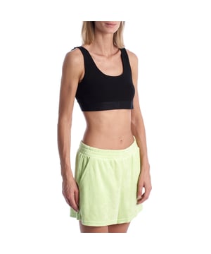 Bralette aus elastischer Bio-Baumwolle mit GAP-Logo – Unverzichtbarer Komfort für jeden Tag.\n\n Dieses GAP Bralette vereint Weichheit, Elastizität und minimalistisches Design – perfekt für den Alltag. Hergestellt aus dehnbarer Bio-Baumwolle schmiegt es sich natürlich an den Körper, bietet leichten Halt und ein ultraweiches Tragegefühl. Das geprägte Logo auf dem Unterbrustband verleiht ihm einen dezenten, modernen Touch.\n\n Details:\n Kleidungstyp: Ungepolstertes, bügelloses Bralette.\n Stoff: Bio-Baumwolle mit Stretch-Mischung für mehr Komfort.\n Design: Gerader Ausschnitt vorne und U-förmiger Rücken.\n Unteres Band: Weich und elastisch mit geprägtem GAP-Logo.\n Passform: Leichtgewichtig, bequemer Halt für den Alltag.\n\n Ideal zum Tragen unter T-Shirts, Sweatshirts oder als Lieblingsunterwäsche dank nahtlosem Design.\n Komposition: 92 % Baumwolle, 8 % Elasthan\n Pflege:\nMit ähnlichen Farben kalt in der Maschine waschen.\n Bei niedriger Temperatur trocknen.\n Bei Bedarf bei mittlerer Temperatur bügeln.