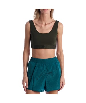 Bralette aus elastischer Bio-Baumwolle mit GAP-Logo – Unverzichtbarer Komfort für jeden Tag.\n\n Dieses GAP Bralette vereint Weichheit, Elastizität und minimalistisches Design – perfekt für den Alltag. Hergestellt aus dehnbarer Bio-Baumwolle schmiegt es sich natürlich an den Körper, bietet leichten Halt und ein ultraweiches Tragegefühl. Das geprägte Logo auf dem Unterbrustband verleiht ihm einen dezenten, modernen Touch.\n\n Details:\n Kleidungstyp: Ungepolstertes, bügelloses Bralette.\n Stoff: Bio-Baumwolle mit Stretch-Mischung für mehr Komfort.\n Design: Gerader Ausschnitt vorne und U-förmiger Rücken.\n Unteres Band: Weich und elastisch mit geprägtem GAP-Logo.\n Passform: Leichtgewichtig, bequemer Halt für den Alltag.\n\n Ideal zum Tragen unter T-Shirts, Sweatshirts oder als Lieblingsunterwäsche dank nahtlosem Design.\n Komposition: 92 % Baumwolle, 8 % Elasthan\n Pflege:\nMit ähnlichen Farben kalt in der Maschine waschen.\n Bei niedriger Temperatur trocknen.\n Bei Bedarf bei mittlerer Temperatur bügeln.