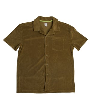 Jungen GAP Kurzarm-Frotteehemd mit Tasche

 Dieses GAP Jungenhemd vereint Komfort und Stil mit seinem Frotteestoff, perfekt für die Übergangszeit oder entspannte Tage. Das klassische Knopfleistendesign und die Brusttasche verleihen ihm einen eleganten Touch, ohne auf Weichheit oder Funktionalität zu verzichten.

 Details:
 Kleidungstyp: Kurzarmhemd.
 Design: Knopfverschluss vorne und Brusttasche.
 Kragen: Klassisch mit strukturiertem Revers.
 Material: Weicher und angenehm anzufassender Lockenplüsch.
 Schnitt: Gerade und bequem für den Alltag.

 Ein vielseitiges und anderes Jungenhemd, perfekt für lässige Looks mit einem Plus an Textur und Komfort.
 Komposition: 84 % Baumwolle, 16 % Polyester
 Pflege:
Mit ähnlichen Farben kalt in der Maschine waschen.
 Bei niedriger Temperatur trocknen.
 Bei Bedarf bei mittlerer Temperatur bügeln.