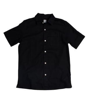 Sommershirt für Jungen mit fröhlichem Design.

 Dieses GAP Jungenhemd ist eine coole und bequeme Option für warme Tage. Sein strukturiertes Design und der leichte Stoff machen es ideal für Freizeitausflüge und besondere Anlässe.

 Details:
 Kleidungstyp: Kurzarmhemd.
 Design: Brusttaschendetail.
 Kragen: Klassischer Hemdkragen.
 Verschluss: Vorne mit Knöpfen.
 Material: Baumwoll-Leinen-Mischgewebe, weich und atmungsaktiv.
 Passform: Gerader Schnitt, bequem für den Alltag.
 Verschiedene Drucke und Farben.

 Ein vielseitiges und frisches Jungenhemd, das Stil und Funktionalität vereint und sich ideal eignet, um jeden Look bequem zu ergänzen.
 Komposition: 55 % Leinen, 45 % Baumwolle
 Pflege:
Maschinenwäsche in kaltem Wasser.
 Verwenden Sie kein Bleichmittel.
 Lufttrocknen,
 Bei niedriger Temperatur bügeln.
 Reinige chemisch nicht.