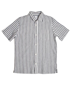 Sommershirt für Jungen mit fröhlichem Design.

 Dieses GAP Jungenhemd ist eine coole und bequeme Option für warme Tage. Sein strukturiertes Design und der leichte Stoff machen es ideal für Freizeitausflüge und besondere Anlässe.

 Details:
 Kleidungstyp: Kurzarmhemd.
 Design: Brusttaschendetail.
 Kragen: Klassischer Hemdkragen.
 Verschluss: Vorne mit Knöpfen.
 Material: Baumwoll-Leinen-Mischgewebe, weich und atmungsaktiv.
 Passform: Gerader Schnitt, bequem für den Alltag.
 Verschiedene Drucke und Farben.

 Ein vielseitiges und frisches Jungenhemd, das Stil und Funktionalität vereint und sich ideal eignet, um jeden Look bequem zu ergänzen.
 Komposition: 55 % Leinen, 45 % Baumwolle
 Pflege:
Maschinenwäsche in kaltem Wasser.
 Verwenden Sie kein Bleichmittel.
 Lufttrocknen,
 Bei niedriger Temperatur bügeln.
 Reinige chemisch nicht.