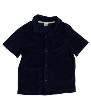 Jungen GAP Kurzarm-Frotteehemd mit Tasche

 Dieses GAP Jungenhemd vereint Komfort und Stil mit seinem Frotteestoff, perfekt für die Übergangszeit oder entspannte Tage. Das klassische Knopfleistendesign und die Brusttasche verleihen ihm einen eleganten Touch, ohne auf Weichheit oder Funktionalität zu verzichten.

 Details:
 Kleidungstyp: Kurzarmhemd.
 Design: Knopfverschluss vorne und Brusttasche.
 Kragen: Klassisch mit strukturiertem Revers.
 Material: Weicher und angenehm anzufassender Lockenplüsch.
 Schnitt: Gerade und bequem für den Alltag.

 Ein vielseitiges und anderes Jungenhemd, perfekt für lässige Looks mit einem Plus an Textur und Komfort.
 Komposition: 84 % Baumwolle, 16 % Polyester
 Pflege:
Mit ähnlichen Farben kalt in der Maschine waschen.
 Bei niedriger Temperatur trocknen.
 Bei Bedarf bei mittlerer Temperatur bügeln.