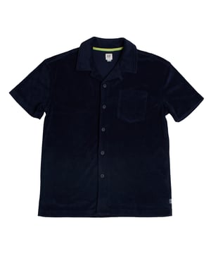 Jungen GAP Kurzarm-Frotteehemd mit Tasche

 Dieses GAP Jungenhemd vereint Komfort und Stil mit seinem Frotteestoff, perfekt für die Übergangszeit oder entspannte Tage. Das klassische Knopfleistendesign und die Brusttasche verleihen ihm einen eleganten Touch, ohne auf Weichheit oder Funktionalität zu verzichten.

 Details:
 Kleidungstyp: Kurzarmhemd.
 Design: Knopfverschluss vorne und Brusttasche.
 Kragen: Klassisch mit strukturiertem Revers.
 Material: Weicher und angenehm anzufassender Lockenplüsch.
 Schnitt: Gerade und bequem für den Alltag.

 Ein vielseitiges und anderes Jungenhemd, perfekt für lässige Looks mit einem Plus an Textur und Komfort.
 Komposition: 84 % Baumwolle, 16 % Polyester
 Pflege:
Mit ähnlichen Farben kalt in der Maschine waschen.
 Bei niedriger Temperatur trocknen.
 Bei Bedarf bei mittlerer Temperatur bügeln.