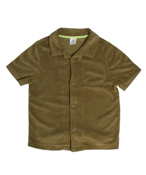 Jungen GAP Kurzarm-Frotteehemd mit Tasche

 Dieses GAP Jungenhemd vereint Komfort und Stil mit seinem Frotteestoff, perfekt für die Übergangszeit oder entspannte Tage. Das klassische Knopfleistendesign und die Brusttasche verleihen ihm einen eleganten Touch, ohne auf Weichheit oder Funktionalität zu verzichten.

 Details:
 Kleidungstyp: Kurzarmhemd.
 Design: Knopfverschluss vorne und Brusttasche.
 Kragen: Klassisch mit strukturiertem Revers.
 Material: Weicher und angenehm anzufassender Lockenplüsch.
 Schnitt: Gerade und bequem für den Alltag.

 Ein vielseitiges und anderes Jungenhemd, perfekt für lässige Looks mit einem Plus an Textur und Komfort.
 Komposition: 84 % Baumwolle, 16 % Polyester
 Pflege:
Mit ähnlichen Farben kalt in der Maschine waschen.
 Bei niedriger Temperatur trocknen.
 Bei Bedarf bei mittlerer Temperatur bügeln.