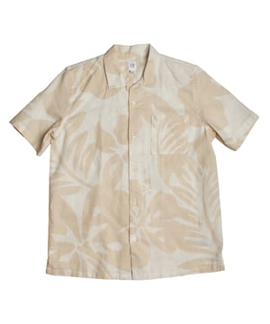Sommershirt für Jungen mit fröhlichem Design.

 Dieses GAP Jungenhemd ist eine coole und bequeme Option für warme Tage. Sein strukturiertes Design und der leichte Stoff machen es ideal für Freizeitausflüge und besondere Anlässe.

 Details:
 Kleidungstyp: Kurzarmhemd.
 Design: Brusttaschendetail.
 Kragen: Klassischer Hemdkragen.
 Verschluss: Vorne mit Knöpfen.
 Material: Baumwoll-Leinen-Mischgewebe, weich und atmungsaktiv.
 Passform: Gerader Schnitt, bequem für den Alltag.
 Verschiedene Drucke und Farben.

 Ein vielseitiges und frisches Jungenhemd, das Stil und Funktionalität vereint und sich ideal eignet, um jeden Look bequem zu ergänzen.
 Komposition: 55 % Leinen, 45 % Baumwolle
 Pflege:
Maschinenwäsche in kaltem Wasser.
 Verwenden Sie kein Bleichmittel.
 Lufttrocknen,
 Bei niedriger Temperatur bügeln.
 Reinige chemisch nicht.