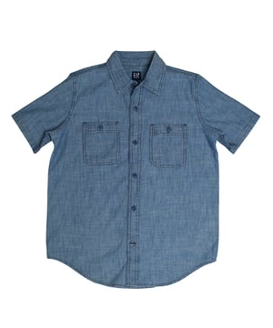 Jungen Kurzarm-Jeanshemd GAP mit Fronttaschen

 Dieses Jungenhemd #M1 aus leichtem Denim ist ideal für einen lässigen Look mit klassischem Touch. Mit seinem kurzärmeligen Design, dem klassischen Kragen und zwei Brusttaschen ist es ein vielseitiges Kleidungsstück, das jedem Sommerlook Frische und Struktur verleiht.

 Details:
 Gerader und bequemer Schnitt.
 Leichter und weicher Denimstoff.
 Klassischer Kragen mit Revers.
 Knopfverschluss vorne.
 Zwei aufgesetzte Taschen mit Knopf auf der Brust.
 Leicht abgerundeter Saum.

 Ein Must-have für die Alltagsgarderobe eines Jungen, perfekt zu kombinieren mit Shorts oder Hosen für einen lässigen, modernen Look.
 Komposition: 100% Baumwolle
 Pflege:
Mit ähnlichen Farben kalt in der Maschine waschen.
 Bei niedriger Temperatur trocknen.
 Bei Bedarf bei mittlerer Temperatur bügeln.