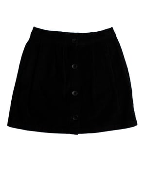 Falda de pana GAP para niña con botones frontales\n\nEsta falda GAP para niña es perfecta para crear looks otoñales con un toque vintage. Confeccionada en suave pana de canalé, presenta una estructura recta y botones decorativos en la parte frontal que aportan estilo y funcionalidad.\n\nDetalles:\nCorte recto y cómodo.\nTejido de pana de canalé suave y cálido.\nCintura elástica en la parte trasera.\nCierre con botones en la parte delantera.\nBolsillos laterales discretos.\n\nUna falda niña ideal para combinar con leotardos, camisetas o jerséis en los días más frescos, con un estilo clásico y acogedor.\n Composición: 100% Algodón\n Cuidados:\nLavar a máquina en frío con colores similares.\nSecar a baja temperatura.\nPlanchar a temperatura media si es necesario.
