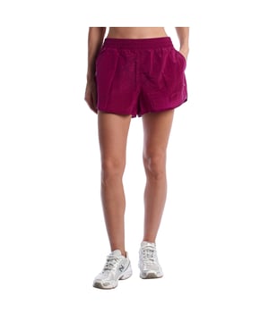 Pantalón corto deportivo para correr.\n\nEste short mujer de GAP está diseñado para acompañarte en cada zancada, ofreciendo ligereza y libertad de movimiento. Ideal para entrenamientos intensos o paseos activos, su diseño deportivo garantiza comodidad y funcionalidad en todo momento.\n\nDetalles:\nTipo de prenda: Pantalón corto de running para mujer.\nDiseño: Silueta atlética con aberturas laterales.\nCintura: Tiro medio con cintura elástica fruncida.\nBolsillos: Laterales funcionales.\nMaterial: Tejido técnico ultraligero con acabado ligeramente brillante.\nAjuste: Cómodo y suelto para mayor movilidad.\nForro interior.\n\nUn pantalón corto mujer pensado para correr con comodidad, frescura y estilo, perfecto para tus entrenamientos o actividades al aire libre.\n Composición: 100% Nylon\n Cuidados:\nLavar a máquina en agua fría.\nNo usar lejía.\nSecar al aire,\nPlanchar a baja temperatura.\nNo lavar en seco.
