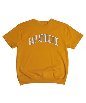GAP Athletic Sweatshirt für Jungen – Sportlicher Style und Alltagskomfort

 Dieses #M1-Sweatshirt für Jungen bietet einen lässigen, sportlich inspirierten Look und ist ideal für die Übergangszeit. Die Fleece-Innenseite sorgt für Wärme und Komfort, während das kurzärmelige Design Bewegungsfreiheit ermöglicht.

 Details:
 Kleidungstyp: Kurzarm-Sweatshirt.
 Design: GAP ATHLETIC-Aufdruck auf der Brust.
 Hals: Rund mit geripptem Abschluss.
 Bündchen und Saum: Elastisch für eine bessere Passform.
 Material: Weicher und hautfreundlicher Baumwollstoff.

 Ein bequemes und stylisches kurzes Sweatshirt für Jungen, das jedes Abenteuer mit einem urbanen und lässigen Touch perfekt begleitet.
 Komposition: 77 % Baumwolle, 23 % Polyester
 Pflege:
Mit ähnlichen Farben kalt in der Maschine waschen.
 Bei niedriger Temperatur trocknen.
 Bei Bedarf bei mittlerer Temperatur bügeln.
