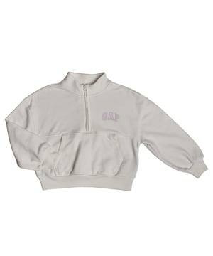 Sudadera GAP para niña con media cremallera y bolsillo tipo canguro\n\nLa sudadera GAP para niña combina un diseño práctico y cómodo, ideal para acompañar el día a día con estilo. Su cuello alto con media cremallera permite regular la ventilación y su bolsillo tipo canguro añade funcionalidad y un toque desenfadado. Confeccionada en tejido suave, ofrece confort en todo momento.\n\nDetalles:\nCuello alto.\nCorte recto con ajuste relajado.\nTejido suave y agradable al tacto.\nLogo GAP bordado en el pecho.\nBolsillo tipo canguro frontal.\nMedia cremallera en cuello alto.\n\nUna sudadera niña perfecta para crear looks casuales y versátiles, aportando comodidad y estilo en cualquier ocasión.\n Composición: 77% Algodón, 23% Poliéster\n Cuidados:\nLavar a máquina en agua fría.\nNo usar lejía.\nSecar al aire.\nPlanchar a baja temperatura.\nNo lavar en seco.