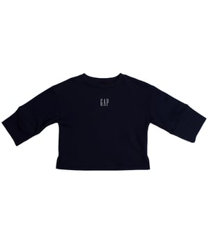 Mädchen-Fleece-Sweatshirt GAP mit gesticktem Logo und entspannter Passform

 Dieses Mädchen-Sweatshirt GAP vereint Komfort und Stil mit einem klassischen, modernen Design. Aus weicher Baumwolle gefertigt, hält es an kühleren Tagen perfekt warm und sorgt gleichzeitig für einen vielseitigen, urbanen Look.

 Details:
 Kleidungstyp: Langarm-Sweatshirt.
 Design: GAP-Logo auf der Brust gestickt.
 Hals: Rund gerippt.
 Bündchen: Elastisch und gerippt für eine bessere Passform.
 Material: Baumwolle mit Plüschinnenseite.
 Passform: Entspannter, leicht verkürzter Schnitt.

 Ein ideales Mädchen-Sweatshirt für den Alltag, das sich leicht mit Jeans oder Leggings kombinieren lässt für einen bequemen und modernen Stil.
 Komposition: 77 % Baumwolle, 23 % Polyester
 Pflege:
Mit ähnlichen Farben kalt in der Maschine waschen.
 Bei niedriger Temperatur trocknen.
 Bei Bedarf bei mittlerer Temperatur bügeln.