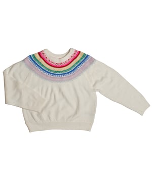 Mädchenpullover GAP mit geometrischem Design und weicher Textur

 Dieser Mädchenpullover GAP besticht durch sein zartes Strickdesign an der Passe, das ihm einen verspielten und unverwechselbaren Touch verleiht. Dank seiner weichen Strickkonstruktion ist er ideal für kalte Tage, ohne auf Stil verzichten zu müssen.

 Details:
 Gerader Schnitt mit bequemer Passform.
 Weicher und warmer Strickstoff.
 Gerippter Rundhalsausschnitt.
 Dekoratives Laubsägemuster oben.
 Elastische Bündchen und Saum.

 Ein kuscheliger und bezaubernder Mädchenpullover, der perfekt ist, um ihrem Winterlook Farbe und Wärme zu verleihen.
 Komposition: 75 % Acryl, 22 % Polyester, 3 % Elastan
 Pflege:
Mit ähnlichen Farben kalt in der Maschine waschen.
 Bei niedriger Temperatur trocknen.