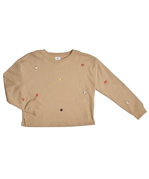 Besticktes Sweatshirt für Mädchen mit floralen Details und entspanntem Stil.

 Dieses Mädchen-Sweatshirt GAP vereint Komfort und Weichheit in einem idealen Alltagsstück. Das schlichte Design wird durch kleine gestickte Blumen aufgewertet, die ihm eine zarte und verspielte Note verleihen – perfekt für lässige Looks mit Persönlichkeit.

 Details:
 Kleidungstyp: Langarm-Sweatshirt für Mädchen.
 Design: Unifarben mit mehrfarbiger Blumenstickerei.
 Hals: Rund, mit geripptem Abschluss.
 Material: Weiche Baumwolle mit glatter Innenseite.
 Passform: Gerade, leicht lockere Passform.

 Ein bezauberndes und bequemes Sweatshirt für Mädchen, das sich perfekt dazu eignet, ihren Alltagsoutfits einen Hauch von Frühling zu verleihen.
 Komposition: 77 % Baumwolle, 23 % Polyester
 Pflege:
Maschinenwäsche in kaltem Wasser.
 Verwenden Sie kein Bleichmittel.
 Lufttrocknen,
 Bei niedriger Temperatur bügeln.
 Reinige chemisch nicht.