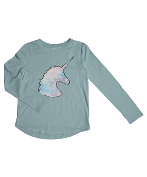 Langarm T-Shirt GAP für Mädchen mit verschiedenen Motiven

 Dieses Mädchen-T-Shirt von GAP besticht durch seine originellen Designs, darunter Optionen mit und ohne Pailletten. Es besteht aus weichem Baumwolljersey, bietet eine bequeme Passform und ist perfekt für den Alltag.

 Details:
 Kleidungstyp: Langärmliges T-Shirt.
 Hals: Rund.
 Design: Verschiedene grafische Motive, mit oder ohne Pailletten erhältlich.
 Material: Weicher und angenehm anzufassender Baumwollstrick.
 Passform: Bequemer Schnitt, ideal für den Alltag.

 Ein vielseitiges und lustiges Mädchen-T-Shirt, perfekt, um jedem Outfit einen Hauch von Stil zu verleihen.
 Komposition: 100% Baumwolle
 Pflege:
Mit ähnlichen Farben kalt in der Maschine waschen.
 Bei niedriger Temperatur trocknen.
 Bei Bedarf bei mittlerer Temperatur bügeln.