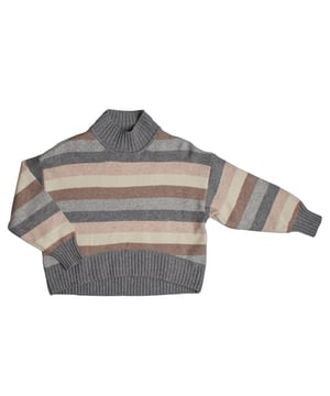 Mädchen Rollkragenpullover mit Streifen GAP

 Dieser GAP Mädchenpullover vereint Wärme und Stil mit einem weichen Streifendesign und einem hohen Kragen, der die Kälte abhält. Sein bequemer Stoff und die entspannte Passform machen ihn zum idealen Alltagsstück für die Wintersaison.

 Details:
 Lockere Passform für mehr Komfort.
 Hoher gerippter Kragen für Wärme.
 Gerippte Bündchen und Saum für einen sicheren Sitz.
 Lange Ärmel mit weitem Fall.
 Weicher Baumwollstoff, der sich angenehm anfühlt.

 Ein kuscheliger Mädchenpullover, der sich an kalten Tagen perfekt mit Jeans oder Röcken kombinieren lässt.
 Komposition: 53 % Baumwolle, 43 % Nylon
 Pflege:
Mit ähnlichen Farben kalt in der Maschine waschen.
 Bei niedriger Temperatur trocknen.
 Bei Bedarf bei mittlerer Temperatur bügeln.