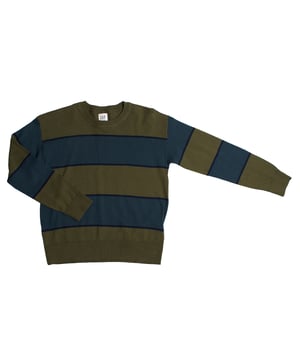 Strickpullover für Jungen.

 Dieser GAP Jungenpullover vereint Komfort und Stil mit seinem kontrastierenden Streifendesign und dem weichen Stoff. Ideal für den Alltag bietet er einen klassischen, lässigen Look, der jedes Outfit problemlos ergänzt.

 Details:
 Kleidungstyp: Langarmpullover für Jungen.
 Design: Breite horizontale Streifen in kombinierten Tönen.
 Hals: Rund, gerippt.
 Material: Weicher Baumwollmischstrick.
 Passform: Gerader Schnitt, bequem für den Alltag.

 Ein vielseitiger und moderner Kinderpullover, der perfekt ist, um den Looks der Übergangszeit Wärme und Stil zu verleihen.
 Komposition: 60 % Baumwolle, 40 % Polyester
 Pflege:
Maschinenwäsche in kaltem Wasser.
 Verwenden Sie kein Bleichmittel.
 Lufttrocknen,
 Bei niedriger Temperatur bügeln.
 Reinige chemisch nicht.