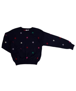 Strickpullover GAP für Mädchen mit gestickten bunten Sternen

 Dieser Mädchenpullover GAP vereint Weichheit und Stil mit einem fröhlichen Design mit gestickten Sternen in verschiedenen Farben. Perfekt für den Komfort im Alltag, ohne auf einen lustigen Look zu verzichten.

 Details:
 Kleidungstyp: Langarmpullover.
 Design: Über das gesamte Kleidungsstück sind mehrfarbige Sterne gestickt.
 Hals: Rund gerippt.
 Bündchen: Gerippte, elastische Abschlüsse.
 Material: Weicher und warmer Baumwollstrick.

 Ein idealer Mädchenpullover für jeden Tag mit einem Hauch von Farbe und Fantasie.
 Komposition: 100% Baumwolle
 Pflege:
Maschinenwäsche mit kaltem Wasser und Schonwaschgang.
 Verwenden Sie milde Reinigungsmittel.
 Verwenden Sie einen Trockner mit niedriger Temperatur.
 Bei niedriger Temperatur bügeln.