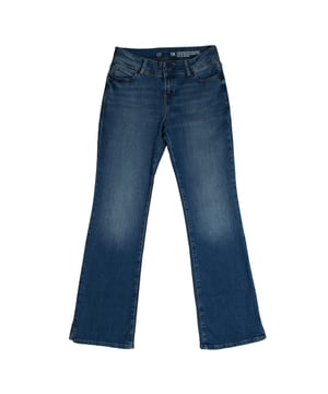 Mädchen Bootcut Jeans GAP mit niedriger Leibhöhe und Stretch-Finish

 Diese Bootcut-Jeans für Mädchen von GAP vereint den klassischen Jeans-Stil mit dem Komfort von Stretch-Material. Der leicht ausgestellte Beinschnitt sorgt für einen modernen und schmeichelhaften Look und passt perfekt zu T-Shirts, Blusen oder Pullovern. Die niedrige Leibhöhe und die weiche Waschung machen sie vielseitig einsetzbar – sowohl im Alltag als auch zu besonderen Anlässen.

 Details:
 Bootcut-Schnitt mit leicht ausgestelltem Bein.
 Niedrige Leibhöhe mit Knopf- und Reißverschluss.
 Stretch-Denim-Stoff für Komfort.
 Mittelblaue Waschung mit sanftem Distressed-Effekt.
 Fünf funktionelle Taschen.

 Eine vielseitige und bequeme Jeans für Mädchen, ideal für die Kreation lässiger, moderner Looks für jede Tageszeit.
 Komposition: 99 % Baumwolle, 1 % Elasthan
 Pflege:
Maschinenwäsche in kaltem Wasser.
 Verwenden Sie kein Bleichmittel.
 An der Luft trocknen.
 Bei niedriger Temperatur bügeln.
 Reinige chemisch nicht.