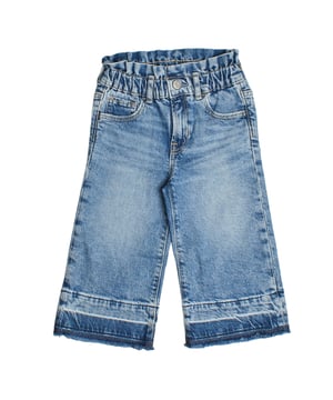 Pantalón vaquero GAP para niña con cintura fruncida y bajo sin rematar\n\nEste pantalón vaquero de GAP para niña combina estilo y funcionalidad en una prenda cómoda y versátil. Su diseño de pierna recta y cintura elástica fruncida facilita el ajuste diario, mientras que el bajo sin rematar le da un toque moderno y desenfadado.\n\nDetalles:\nTejido denim resistente y flexible.\nCintura fruncida con elástico y cierre con botón.\nTiro medio y corte recto.\nBajo sin rematar para un acabado casual.\nCinco bolsillos funcionales.\nPresillas para cinturón.\n\nUn pantalón vaquero niña ideal para combinar con cualquier parte de arriba, perfecto para el uso diario con un toque actual.\n Composición: 99% Algodón, 1% Elastano\n Cuidados:\nLavar a máquina en frío con colores similares.\nSecar a baja temperatura.\nPlanchar a temperatura media si es necesario.