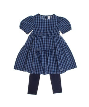 Mädchenset bestehend aus einem karierten Kleid und Leggings, perfekt für einen bequemen und charmanten Stil.

 Das Kleid hat kurze Puffärmel und ein mehrlagiges Rockdesign, das für Bewegung und einen klassischen Touch sorgt.

 Das Karomuster verleiht ihm ein zeitloses und vielseitiges Gefühl. Die Leggings mit elastischem Bund und flexiblem Stoff bieten eine bequeme Passform, die Bewegungsfreiheit ermöglicht.

 Dieses Set eignet sich sowohl für den Alltag als auch für besondere Anlässe und vereint Stil und Funktionalität in einer einzigen Option.
 Komposition: Kleid: 100 % Baumwolle; Leggings: 96 % Baumwolle, 6 % Elasthan
 Pflege:
- Maschinenwäsche max. 30 °C.
 - Verwenden Sie beim Waschen ähnliche Farben.
 - Vermeiden Sie die Verwendung von Bleichmitteln.
 - Bei niedriger Temperatur trocknen.
 - Bei niedriger Temperatur bügeln.
 - Reinige chemisch nicht.