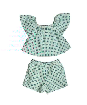 Frisches und bezauberndes Set aus Bluse und Shorts aus Leinen und Baumwolle für Mädchen.

 Dieses Mädchenset besteht aus einer kurzärmeligen Bluse mit gerafftem, quadratischem Ausschnitt und passenden Shorts. Es besteht aus einer Leinen-Baumwoll-Mischung und ist ideal für warme Tage. Es bietet Kühle, Leichtigkeit und Bewegungsfreiheit.

 Details:
 Art des Kleidungsstücks: Blusen- und Shorts-Set für Mädchen.
 Design: Punktedruck.
 Hals: Quadratisch mit elastischer Raffung.
 Ärmel: Kurz und locker für mehr Komfort.
 Taille: Gummizug in der Shorts für eine anpassbare Passform.
 Material: Leinen- und Baumwollmischung, leicht und atmungsaktiv.

 Ein perfektes sommerliches Mädchen-Outfit, das Sie bequem und stilvoll genießen können.
 Komposition: 55 % Leinen, 45 % Baumwolle
 Pflege:
Maschinenwäsche in kaltem Wasser.
 Verwenden Sie kein Bleichmittel.
 An der Luft trocknen.
 Bei niedriger Temperatur bügeln.