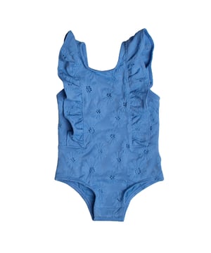 GAP zwempak voor meisjes met ruches op de schouders en bloemmotief\n\n Dit meisjeszwempak van GAP combineert schattigheid en functionaliteit in een betoverend ontwerp. Het is gemaakt van comfortabele, rekbare stof en heeft bloemmotieven en decoratieve ruches op de schouders - perfect voor zonnige dagen en stijlvol zwemmen.\n\n Details:\n Klassiek eendelig model.\n Zachte, rekbare, sneldrogende stof.\n Decoratieve ruches op beide schouders.\n Overal bloemmotieven.\n Ronde halslijn en gesloten rug.\n\n Een ideaal zwempak voor meisjes voor op het strand of in het zwembad, comfortabel en vol charme om in vrijheid en stijl van de zomer te genieten.\n Samenstelling: 93% polyester, 7% elastaan\n Onderhoud:\nMachinewas koud met vergelijkbare kleuren.\n Gebruik een mild wasmiddel.\n Geen bleekmiddel of witmakers gebruiken.\n Niet strijken.\n Aan de lucht drogen of in de droger op lage temperatuur.