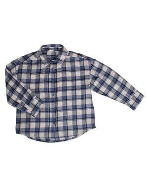 Mädchen Flanellhemd GAP mit Karomuster und Fronttaschen

 Dieses Flanellhemd für Mädchen von GAP ist dank seines warmen Stoffes und des klassischen Karomusters perfekt für kühle Tage. Es verfügt über einen Knopfverschluss vorne, einen klassischen Kragen und zwei Brusttaschen und eignet sich daher ideal zum Tragen allein oder als Überhemd.

 Details:
 Gerader Schnitt mit bequemer Passform.
 Weicher und warmer Flanellstoff.
 Karierter Druck.
 Klassischer Kragen mit Revers.
 Knopfverschluss vorne.
 Zwei aufgesetzte Taschen auf der Brust.
 Leicht abgerundeter Saum.

 Ein vielseitiges und gemütliches Mädchenshirt, perfekt zum Tragen über Jeans, Leggings oder T-Shirts.
 Komposition: 99 % Baumwolle, 1 % andere Fasern
 Pflege:
Mit ähnlichen Farben kalt in der Maschine waschen.
 Bei niedriger Temperatur trocknen.
 Bei Bedarf bei mittlerer Temperatur bügeln.