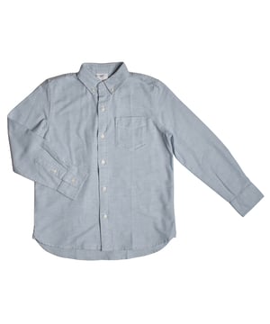 Oxford-Hemd für Jungen aus glattem Stoff, der für einen sauberen und eleganten Look sorgt.

 Es verfügt über einen klassischen offenen Kragen und einen Knopfverschluss vorne, begleitet von langen Ärmeln für vielseitigen Stil.

 Die aufgesetzte Tasche auf der Brust sorgt für eine praktische Note.

 Seine legere, gerade Passform bietet ganztägigen Tragekomfort und seine Länge reicht bis zur Hüfte, perfekt für den täglichen Gebrauch als Teil Ihrer Schuluniform.
 Komposition: 98% Baumwolle, 2% Elasthan
 Pflege:
- Maschinenwäsche kalt.
 - Verwenden Sie beim Waschen ähnliche Farben.
 - Vermeiden Sie die Verwendung von Bleichmitteln.
 - Bei niedriger Temperatur im Trockner trocknen.
 - Bei niedriger Temperatur bügeln.
 - Reinige chemisch nicht.