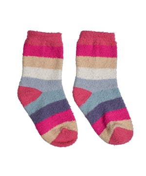 Calcetines suaves a rayas para niña\n\nEstos calcetines de rayas multicolor están confeccionados en tejido afelpado tipo toalla, perfectos para mantener los pies cálidos y cómodos. Su diseño alegre y esponjoso los convierte en el complemento ideal para estar por casa con estilo y diversión.\n\nDetalles:\nTipo de prenda: Calcetines para niña.\nDiseño: Rayas de múltiples tonos.\nLargo: Medio.\nMaterial: Mezcla sintética ultrasuave.\nAcabado: Interior y exterior tipo peluche.\n\nUnos calcetines niña suaves y encantadores, ideales para acompañar cada momento de relax con color y confort.\n Composición: 99% Poliéster, 1% Elastano\n Cuidados:\nLavar a máquina en agua fría.\nNo usar lejía.\nSecar al aire.\nPlanchar a baja temperatura.