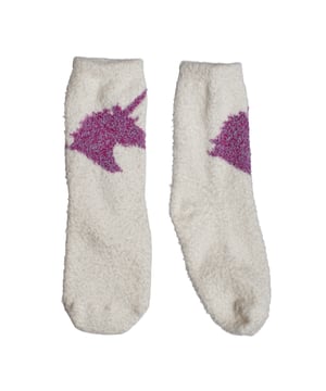 Zachte gestreepte eenhoornsokken voor meisjes.\n Deze sokken zijn gemaakt van badstof en houden je voeten perfect warm en comfortabel.\n Door hun vrolijke en pluizige ontwerp zijn ze de ideale accessoire voor een stijlvol en leuk verblijf thuis.\n\n Details:\n Soort kleding: Sokken voor meisjes.\n Ontwerp: Eenhoorns.\n Lengte: Medium.\n Materiaal: Ultrazachte synthetische mix.\n Afwerking: Pluche aan binnen- en buitenkant.\n\n Zachte en schattige meisjessokken, ideaal om elk ontspanningsmoment te begeleiden met kleur en comfort.\n Samenstelling: 95% polyester, 4% andere vezels, 1% elastaan.\n Onderhoud:\nMachinewas in koud water.\n Geen bleekmiddel gebruiken.\n Aan de lucht drogen.\n Strijken op lage temperatuur.