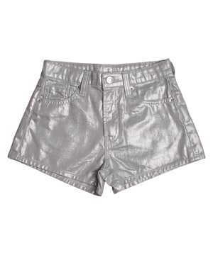 Pantalón corto metalizado GAP para niña con tejido brillante\n\nEste pantalón corto de GAP para niña está confeccionado en un tejido con acabado metalizado que añade un toque moderno y llamativo al look. Su diseño estructurado y detalles clásicos lo hacen ideal para ocasiones especiales o estilismos atrevidos.\n\nDetalles:\nCorte recto y cómodo.\nTejido denim con acabado brillante.\nCintura ajustable con cierre de botón y cremallera.\nCinco bolsillos funcionales.\nTrabillas para cinturón.\n\nUn pantalón corto niña perfecto para destacar con estilo y originalidad en cualquier plan del verano.\n Composición: 100% Algodón\n Cuidados:\nLavar a máquina en frío con colores similares.\nSecar a baja temperatura.\nPlanchar a temperatura media si es necesario.
