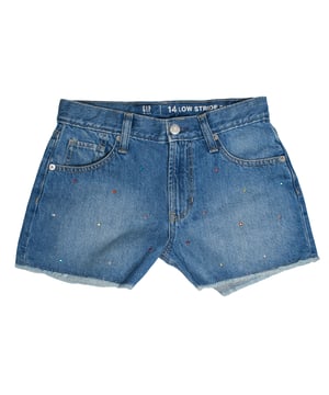 Short vaquero GAP para niña con apliques brillantes y bajo desflecado\n\nEste short vaquero GAP para niña combina un estilo desenfadado con detalles brillantes que lo hacen único. Confeccionado en denim suave y resistente, presenta pequeños apliques de colores en la parte delantera y un acabado desflecado en el bajo para un look moderno y veraniego.\n\nDetalles:\nCorte recto con largo corto.\nCintura baja.\nTejido denim resistente y cómodo.\nCierre frontal con botón y cremallera.\nBolsillos delanteros y traseros funcionales.\nTrabillas para cinturón.\nApliques brillantes multicolor en la parte delantera.\nBajo con acabado desflecado.\n\nUn short niña ideal para los días de calor, perfecto para looks casuales con un toque de brillo y personalidad.\n Composición: 100% Algodón\n Cuidados:\nLavar a máquina en frío con colores similares.\nSecar a baja temperatura.\nPlanchar a temperatura media si es necesario.