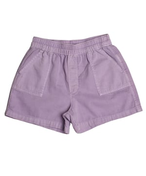 Pantalón corto GAP para niña en algodón con bolsillos de parche\n\nEste pantalón corto GAP para niña combina funcionalidad y estilo en un diseño cómodo ideal para el día a día. Confeccionado en algodón suave, cuenta con cintura elástica y bolsillos amplios que le aportan un aire desenfadado y práctico.\n\nDetalles:\nCorte recto y cómodo.\nTejido de algodón ligero.\nCintura elástica sin cordón.\nDos bolsillos delanteros tipo parche.\n\nUn pantalón corto niña versátil, perfecto para acompañarla en sus planes de verano con frescura y libertad de movimiento.\n Composición: 88% Algodón, 12% Lyocell\n Cuidados:\nLavar a máquina en frío con colores similares.\nSecar a baja temperatura.\nPlanchar a temperatura media si es necesario.