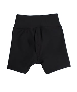 Short biker GAP para niña con cintura cruzada y tejido acanalado\n\nEste short tipo biker de GAP para niña es ideal para combinar comodidad y estilo activo. Su tejido acanalado y la cintura cruzada aportan un ajuste cómodo y favorecedor, perfecto para moverse libremente en el día a día o durante actividades físicas.\n\nDetalles:\nTejido acanalado suave y elástico.\nCintura alta con diseño cruzado en V.\nLargo medio tipo ciclista.\nAjuste ceñido que se adapta al cuerpo.\nDiseño sin bolsillos ni costuras marcadas.\nIdeal para deporte, juegos o looks casuales.\n\nUn short ciclista niña versátil y cómodo, perfecto para acompañarla en todas sus actividades con libertad y estilo.\n Composición: 83% Poliéster, 17% Elastano\n Cuidados:\nLavar a máquina en frío con colores similares.\nSecar a baja temperatura.\nPlanchar a temperatura media si es necesario.