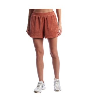 Fleece-Shorts mit lockerer Passform.\n\n Diese Damenshorts von GAP vereinen Weichheit und lässigen Stil in einem Stück, das sich ideal zum Entspannen oder für gemütliche Spaziergänge eignet. Ihr Plüschstoff sorgt für ein angenehmes Tragegefühl und eine gemütliche Ästhetik.\n\n Details:\n Kleidungstyp: Damenshorts.\n Design: Gerader und entspannter Schnitt mit lässiger Silhouette.\n Taille: Mittelhoher Gummizug ohne sichtbaren Kordelzug.\n Taschen: Funktionelle Seitentaschen.\n Material: Plüschstoff mit weicher und flauschiger Oberfläche.\n Passform: Locker und bequem, perfekt für den Alltag.\n\n Eine vielseitige und bequeme Damenshorts, ideal, um Komfort zu genießen, ohne auf Stil zu verzichten.\n Komposition: 80 % Baumwolle, 20 % Polyester\n Pflege:\nMaschinenwäsche in kaltem Wasser.\n Verwenden Sie kein Bleichmittel.\n Lufttrocknen,\n Bei niedriger Temperatur bügeln.\n Reinige chemisch nicht.