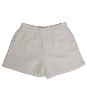 Short GAP para niña en gasa de algodón con bolsillos y cintura elástica\n\nEste short GAP para niña está confeccionado en suave gasa de algodón, un tejido ligero y aireado ideal para los días más cálidos. Su diseño sencillo y funcional incluye cintura elástica y bolsillos amplios, aportando comodidad y frescura en cada movimiento.\n\nDetalles:\nCorte recto y holgado.\nTejido de gasa de algodón, ligero y transpirable.\nCintura elástica sin cordón.\nDos bolsillos delanteros de parche.\n\nUn short niña perfecto para el verano, suave al tacto y con un estilo fresco y desenfadado.\n Composición: 100% Algodón\n Cuidados:\nLavar a máquina en frío con colores similares.\nSecar a baja temperatura.\nPlanchar a temperatura media si es necesario.