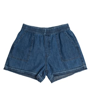 Pantalón vaquero corto GAP para niña con bolsillos amplios y cintura elástica\n\nEste pantalón corto vaquero de GAP para niña ofrece un diseño cómodo y versátil, perfecto para los días más cálidos. Su tejido denim suave y la cintura elástica garantizan libertad de movimiento durante todas sus actividades.\n\nDetalles:\nCorte recto y holgado para mayor confort.\nCintura elástica para un ajuste adaptable.\nTejido denim ligero y suave al tacto.\nDos bolsillos delanteros de gran tamaño.\nDobladillo sencillo y acabado casual.\n\nUn pantalón vaquero corto niña ideal para acompañar sus aventuras con frescura y estilo durante el verano.\n Composición: 100% Algodón\n Cuidados:\nLavar a máquina en frío con colores similares.\nSecar a baja temperatura.\nPlanchar a temperatura media si es necesario.