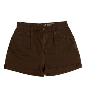 Short mom vaquero para niña con diseño relajado y estilo retro.\n\nEste short de GAP para niña combina el estilo clásico del denim con una silueta mom de inspiración vintage. Con talle alto y bajo vuelto, es una prenda ideal para crear looks cómodos y desenfadados durante los días cálidos.\n\nDetalles:\nTipo de prenda: Short mom vaquero para niña.\nDiseño: Liso con bolsillos delanteros y traseros.\nCintura: Alta, con trabillas para cinturón.\nCierre: Frontal con botón metálico y cremallera.\nMaterial: Denim resistente y suave al tacto.\nAjuste: Corte relajado, pernera amplia y bajo vuelto.\n\nUn short vaquero niña versátil y con carácter, perfecto para combinar estilo y comodidad en verano.\n Composición: 99% Algodón, 1% Elastano\n Cuidados:\nLavar a máquina en agua fría.\nNo usar lejía.\nSecar al aire.\nPlanchar a baja temperatura.\nNo lavar en seco.