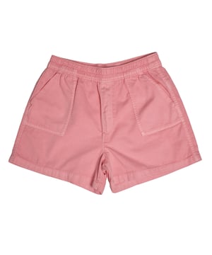 Pantalón corto GAP para niña en algodón con bolsillos de parche\n\nEste pantalón corto GAP para niña combina funcionalidad y estilo en un diseño cómodo ideal para el día a día. Confeccionado en algodón suave, cuenta con cintura elástica y bolsillos amplios que le aportan un aire desenfadado y práctico.\n\nDetalles:\nCorte recto y cómodo.\nTejido de algodón ligero.\nCintura elástica sin cordón.\nDos bolsillos delanteros tipo parche.\n\nUn pantalón corto niña versátil, perfecto para acompañarla en sus planes de verano con frescura y libertad de movimiento.\n Composición: 88% Algodón, 12% Lyocell\n Cuidados:\nLavar a máquina en frío con colores similares.\nSecar a baja temperatura.\nPlanchar a temperatura media si es necesario.