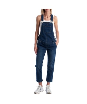 Umstands-Jeansoverall mit bequemer Passform und zeitlosem Stil\n\n Diese GAP Umstands-Latzhose begleitet Sie stilvoll und bequem durch die gesamte Schwangerschaft. Die Stretch-Denim-Konstruktion passt sich Ihrer wachsenden Figur an, während das klassische Design mit verstellbaren Trägern und mehreren Taschen den lässigen, vielseitigen Tragekomfort einer traditionellen Latzhose bewahrt.\n\n Details:\n Kleidungstyp: Lange Umstandslatzhose.\n Design: Cowboy-Stil mit verstellbaren Trägern und Vordertasche.\n Shot: Angepasst für die Schwangerschaft mit gebogenem Unterband für mehr Bauchkomfort.\n Material: Dehnbarer und strapazierfähiger Denim.\n Verschluss: Seitlich mit Metallknopf zum einfachen Anpassen.\n\n Diese Umstandslatzhose ist ideal für entspannte und funktionale Looks und behält auch in den wechselhaftesten Monaten ihren Stil. Ein Kleidungsstück, das Funktionalität und Charakter vereint.\n Komposition: 88 % Baumwolle, 10 % Polyester, 2 % Elastan\n Pflege:\nMaschinenwäsche in kaltem Wasser.\n Verwenden Sie kein Bleichmittel.\n An der Luft trocknen.\n Bei niedriger Temperatur bügeln.