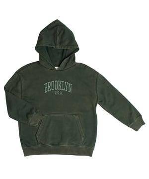 Sudadera oversize con capucha GAP para niña y bolsillo delantero\n\nEsta sudadera oversize de GAP para niña está diseñada para ofrecer una sensación envolvente y relajada en cada uso. Su corte amplio y tejido suave la hacen perfecta para momentos de ocio, juegos o looks informales con estilo.\n\nDetalles:\nCorte oversize para mayor comodidad.\nCapucha amplia sin cordones.\nBolsillo delantero tipo canguro.\nPuños y bajo con acabado de canalé.\nInterior afelpado suave al tacto.\n\nUna sudadera niña funcional y moderna, perfecta para el día a día con un toque urbano y desenfadado.\n Composición: 77% Algodón, 23% Poliéster\n Cuidados:\nLavar a máquina en frío con colores similares.\nSecar a baja temperatura.\nPlanchar a temperatura media si es necesario.