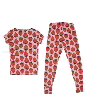 Baumwoll-Schlafanzug GAP für Mädchen mit lustigem Obst-Print

 Dieses GAP Pyjama-Set für Mädchen ist perfekt für die kühlsten und bequemsten Nächte. Hergestellt aus weicher, atmungsaktiver Baumwolle bietet es eine bequeme Passform, die sich jeder Bewegung anpasst, während sie schläft oder zu Hause entspannt. Das Set besteht aus einem kurzärmeligen Oberteil und einer langen Hose mit elastischem Bund.

 Details:
 Kurzärmeliges T-Shirt mit Rundhalsausschnitt.
 Lange Hose mit verstellbarem Gummibund.
 Weicher und flexibler Baumwollstoff.
 Enge Passform für mehr Komfort während der Nacht.
 Allover-Druck mit einem lustigen und farbenfrohen Design.

 Eine bezaubernde Option für die tägliche Entspannung: Pyjamas für Mädchen, die Weichheit, Stil und Bewegungsfreiheit vereinen.
 Komposition: 100% Baumwolle
 Pflege:
Mit ähnlichen Farben kalt in der Maschine waschen.
 Bei niedriger Temperatur trocknen.
 Bei Bedarf bei mittlerer Temperatur bügeln.