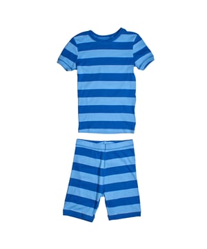 Pijama corto de algodón GAP para niño con rayas y ajuste cómodo\n\nEste pijama corto de GAP para niño está diseñado para brindar frescura y libertad de movimiento durante las noches de verano. Su conjunto de dos piezas incluye camiseta de manga corta y pantalón corto, ambos con estampado de rayas horizontales, confeccionados en un tejido suave y elástico que garantiza el confort.\n\nDetalles:\n\nTipo de prenda: Pijama corto de dos piezas para niño.\nDiseño: Estampado a rayas horizontales en camiseta y pantalón.\nCamiseta: Manga corta y cuello redondo.\nPantalón: Corto con cinturilla elástica.\nMaterial: Algodón suave y transpirable.\n\nUn pijama niño ideal para descansar con estilo y comodidad durante las noches más cálidas.\n Composición: 100% Algodón\n Cuidados:\nLavar a máquina en agua fría.\nNo usar lejía.\nSecar al aire.\nPlanchar a baja temperatura.