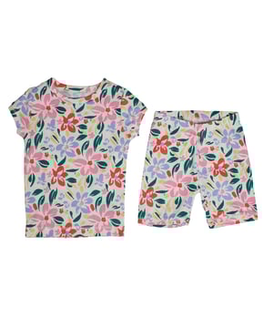 GAP Mädchen-Schlafanzug aus Baumwolle mit buntem Blumendruck

 Dieses Pyjama-Set GAP für Mädchen ist ideal für bequeme, fröhliche Nächte. Es besteht aus weicher, dehnbarer Baumwolle und verfügt über einen Allover-Blumendruck in leuchtenden Farbtönen, perfekt zum Träumen mit Stil und Frische.

 Details:
 Set aus kurzärmligem T-Shirt und Shorts.
 Dehnbarer und atmungsaktiver Baumwollstrickstoff.
 Klassischer Rundhalsausschnitt.
 Mehrfarbiger Allover-Blumendruck.
 Elastischer Hosenbund für mehr Tragekomfort.

 Ein fröhlicher, bequemer und leichter Mädchenpyjama, ideal zum Ausruhen und für freie Bewegungen während der Nacht.
 Komposition: 100% Baumwolle
 Pflege:
Mit ähnlichen Farben kalt in der Maschine waschen.
 Bei niedriger Temperatur trocknen.
 Bei Bedarf bei mittlerer Temperatur bügeln.